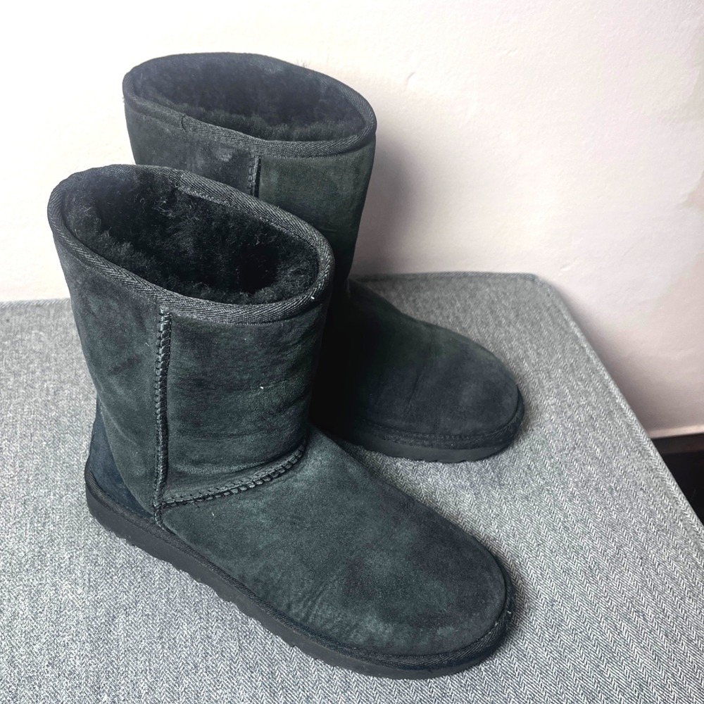 UGG Classic Short II Black Suede Sheepskin Boots 1016223 Womens 7 Scandi Warm